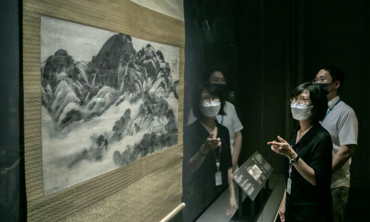 20일 서울 용산구 국립중앙박물관에서 열린 '위대한 문화유산을 함께 누리다 - 故 이건희 회장 기증 명품전' 언론 공개회에서 참석자들이 작품을 살펴보고 있다. 박동욱기자 fufus@